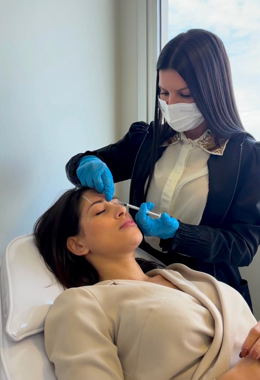 Fernanda Herrera realizando aplicação de toxina botulínica em paciente na NÖRA